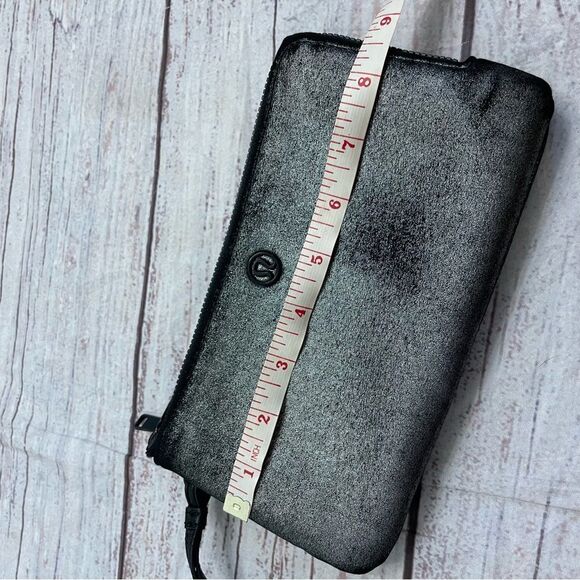 Lululemon Double Up Pouch Pewter Metallic Black Silver - Picture 3 of 6